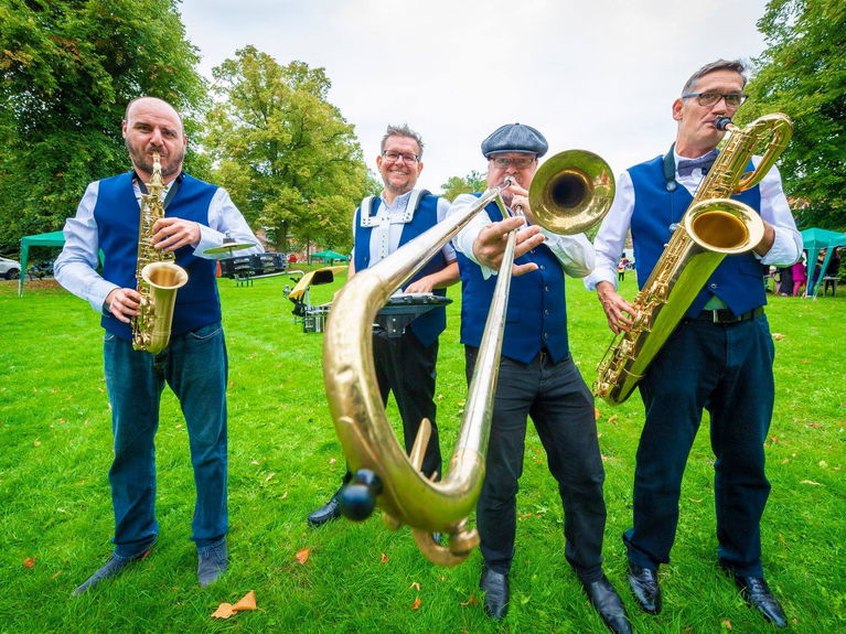 artists similar to The Hot Horns